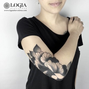tatuaje-codo-flores-logiabarcelona-ana-godoy2     